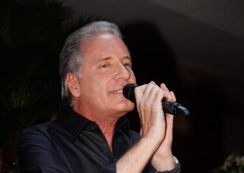 Roberto Justus canta durante jantar com beneficente com Tici Pinheiro